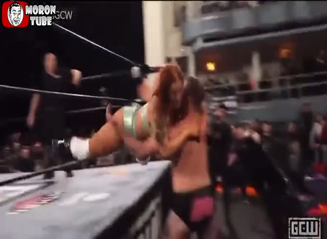 Video :When a wrestler leaps out of the ring, he fractures his leg